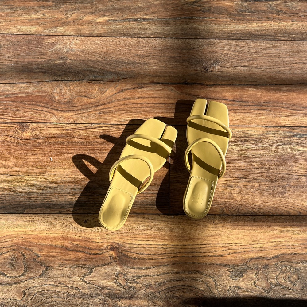 Yellow strap sandals 39